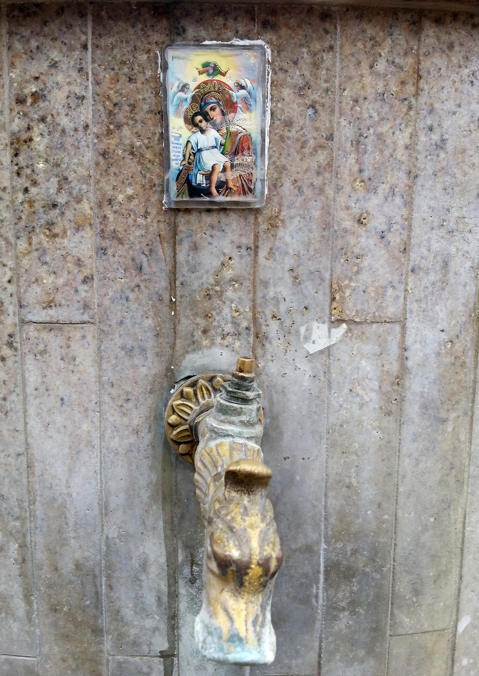 Варненци гонят с икона демони от чешма (СНИМКИ)