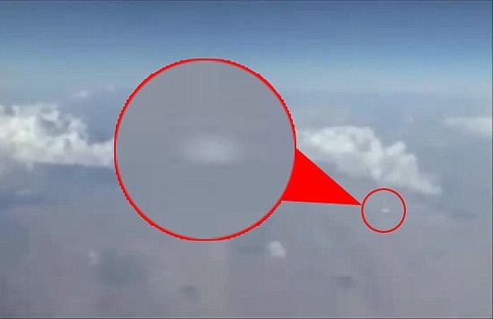 Пътник засне НЛО от самолет (ВИДЕО)