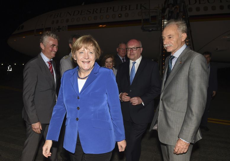Ангела Меркел удари чаша бира преди старта на срещата на Г20