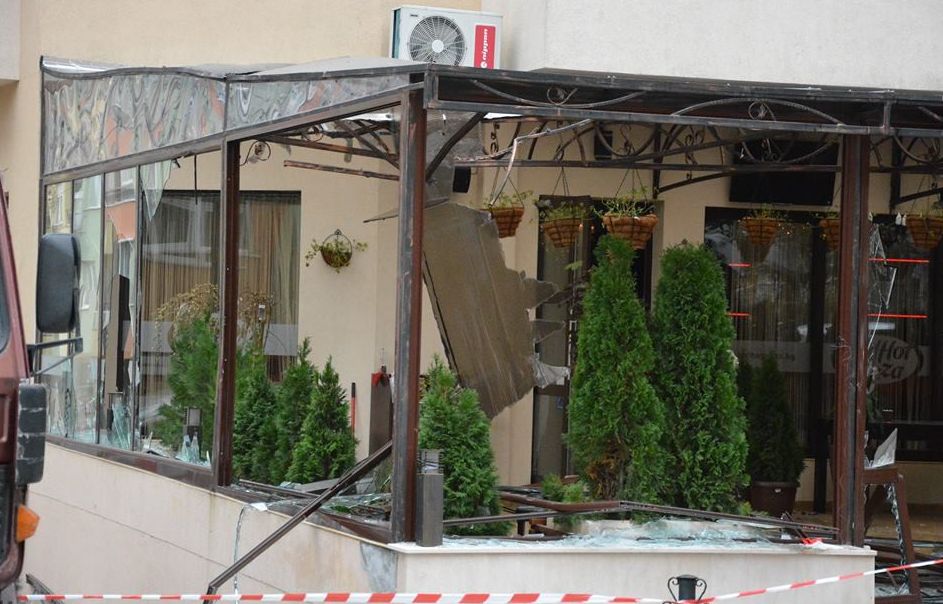 Багер &quot;случайно&quot; срутил терасата на пицарията във Варна!