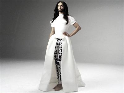 Кончита Вурст с рокля от български дизайнери в новия си клип