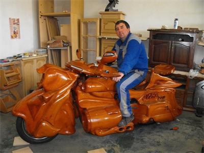 Направиха дървен мотоциклет в Трявна