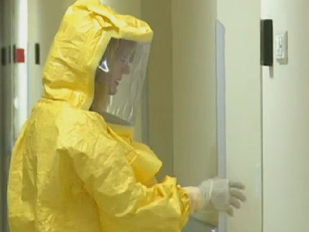 Уникални кадри! Ето как изглежда изолаторът за ебола във ВМА (ВИДЕО)
