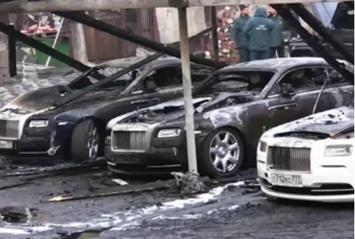 12 супер скъпи ролсройса, бентлита и поршета изгоряха в Москва (ВИДЕО)