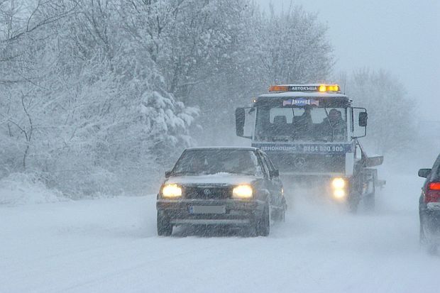 Сняг затрупа половин България