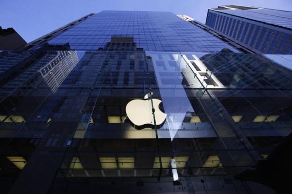 Половин милиард долара глоба за „Епъл“ за картел с електронни книги 