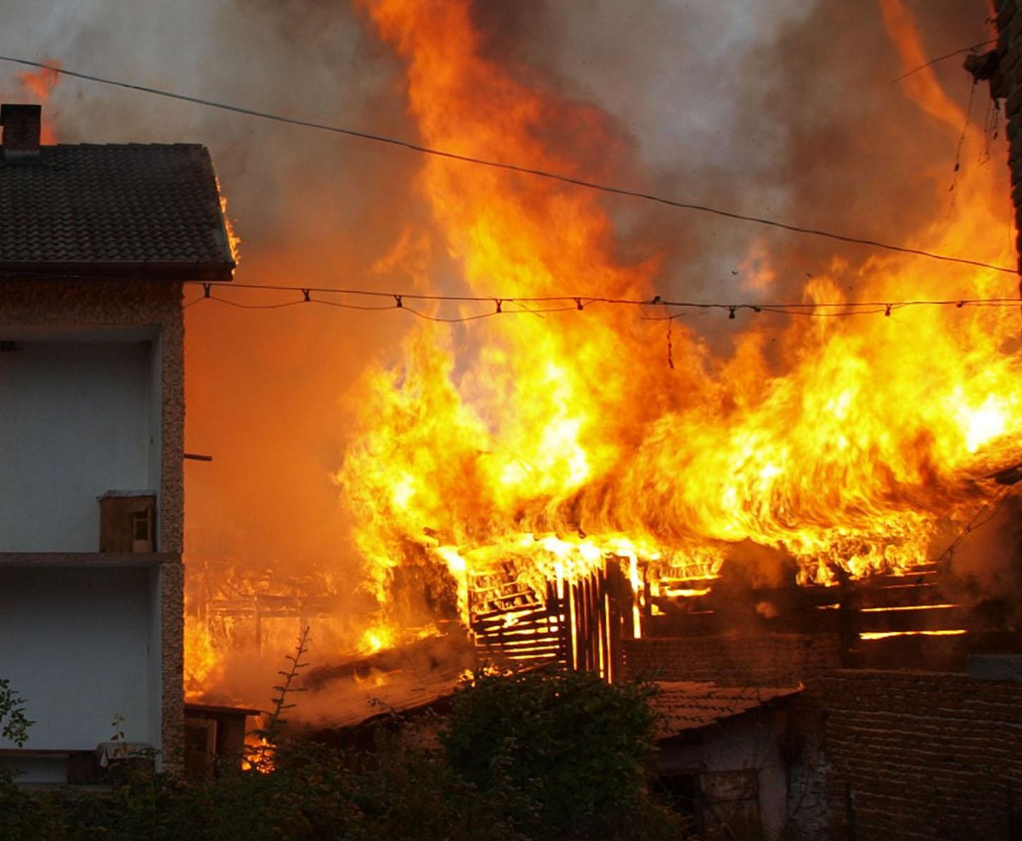 Огромен пожар остави 20 семейства без покрив