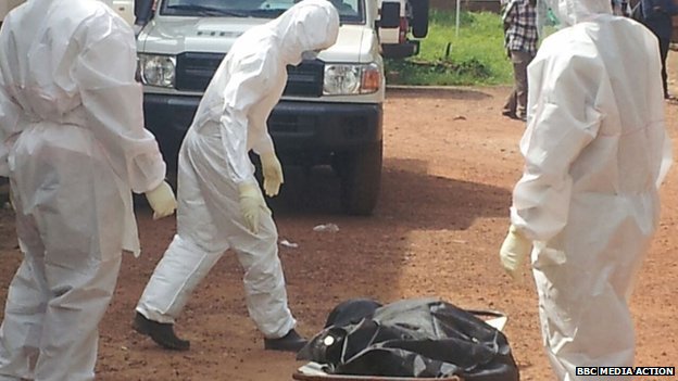 Гробари стачкуват, изхвърлиха починали от ебола на улицата
