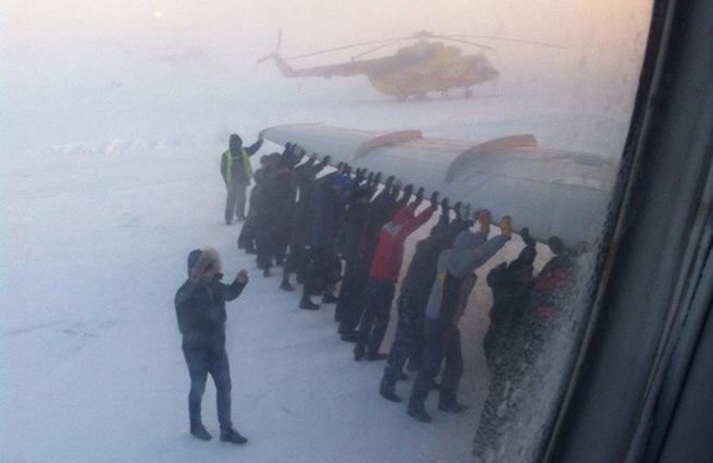 Сибириада: Пътници бутат замръзнал самолет (ВИДЕО)