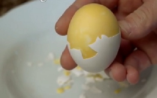 Как да направите бъркани яйца в черупките им (ВИДЕО)