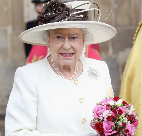 Изненада! Кралица Елизабет II излезе от изолация и яхна кон ВИДЕО