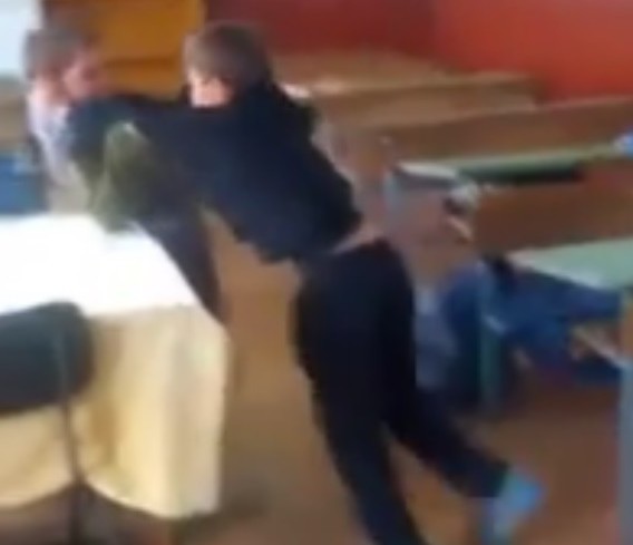 Зверски бой между третокласници в училище, зяпачите крещят: &quot;Убий го&quot; (ВИДЕО)