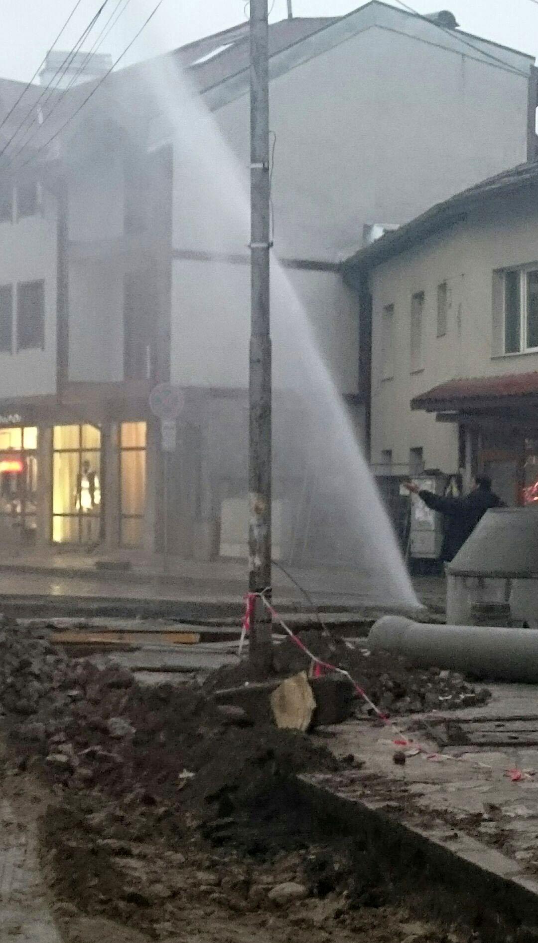 Атракция: 20-метров фонтан бликна от спукан водопровод в Банско (СНИМКИ)
