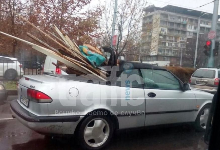 Пловдивчанин пренася дърва за огрев с... кабриото си