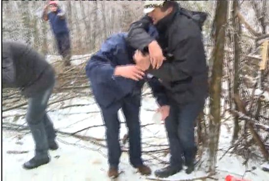 Каска спаси сръбски министър от смъртоносна висулка (ВИДЕО)