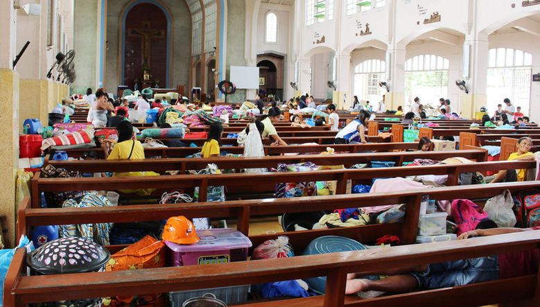 „Хагупит“ бушува във Филипините: Над 500 000 души са евакуирани