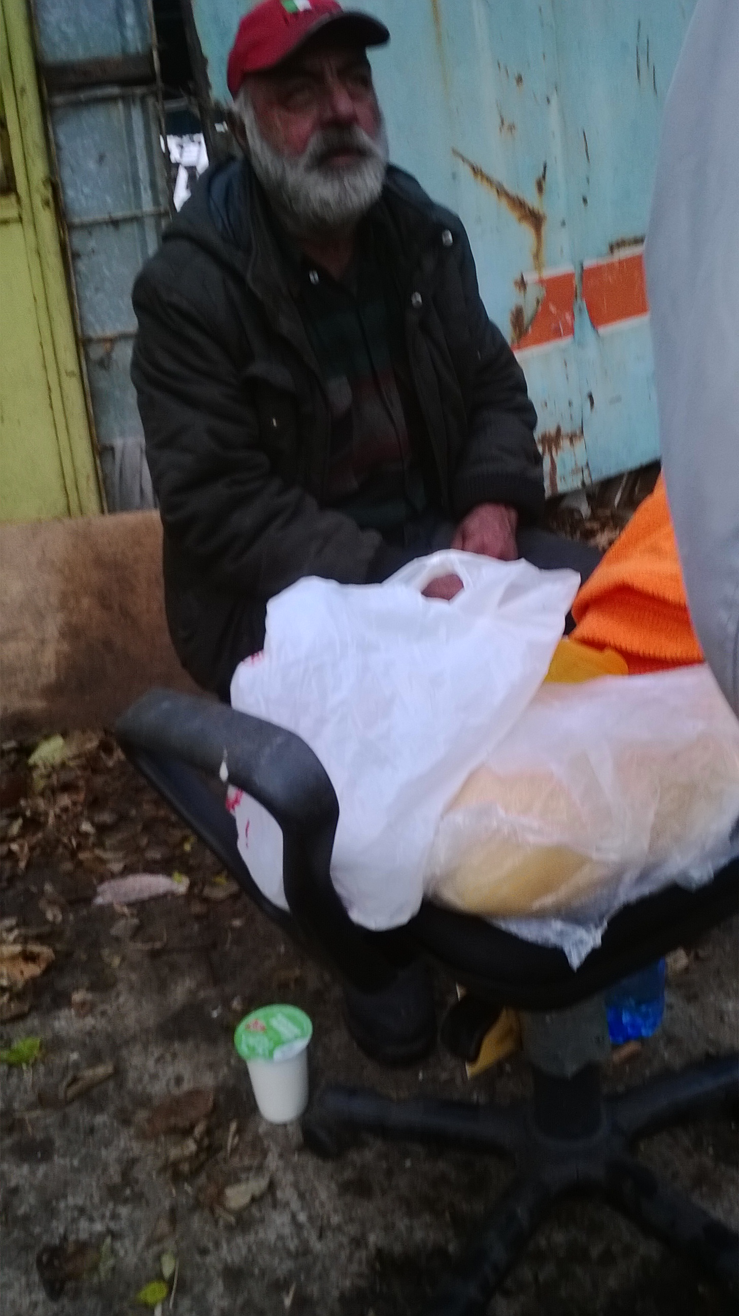 Барака на бездомник изгоря, деца събраха пари за да го нахранят
