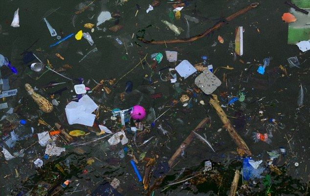 В океаните плуват близо 269 000 тона пластмасови отпадъци