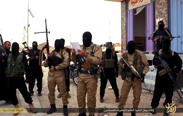 „Ислямска държава“ хвърли мъж от покрив, бил гей (СНИМКИ 18+)