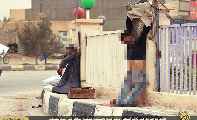 „Ислямска държава“ хвърли мъж от покрив, бил гей (СНИМКИ 18+)