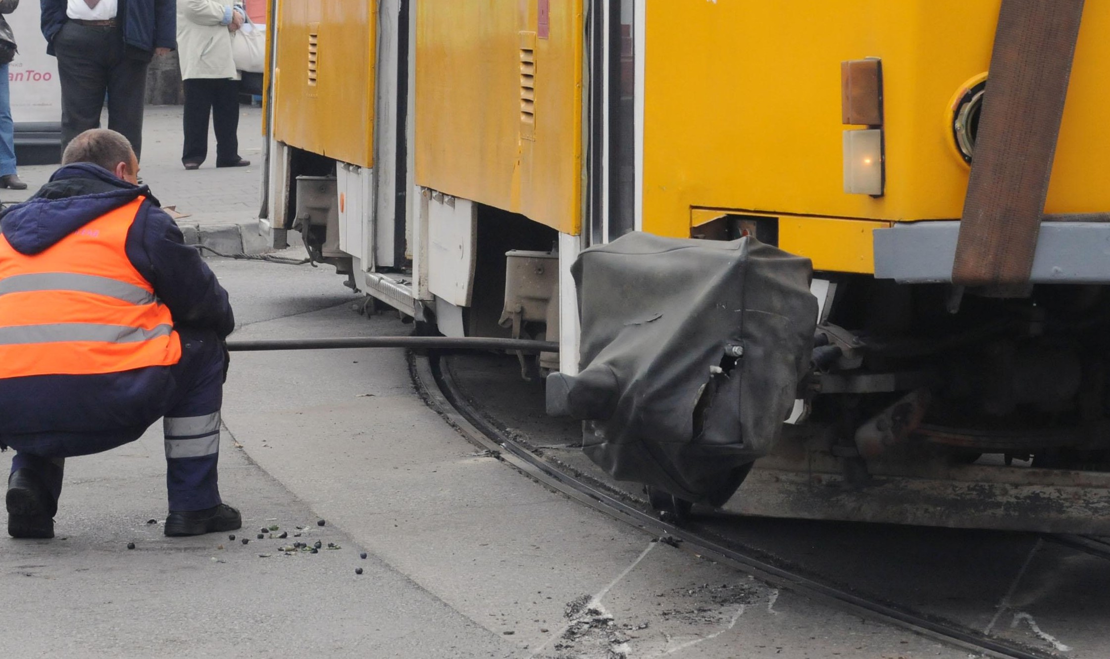 Първо в БЛИЦ: Трамвай премаза автомобил на бул. &quot;Витоша&quot; - има пострадали!