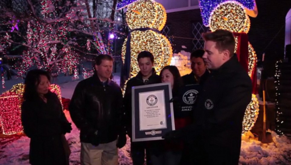 Баща на три деца постави световен рекорд по коледни светлини (СНИМКИ/ВИДЕО)