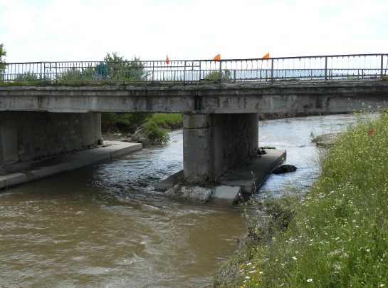 Река Луда Яна подкопава мост 