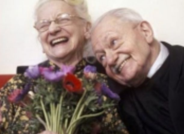 Баба и дядо стягат сватба в старчески дом