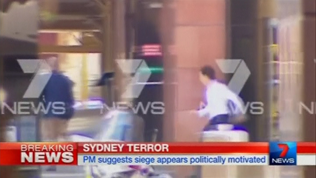 Петима заложници се спасиха сами от похитителя в Сидни (ВИДЕО)