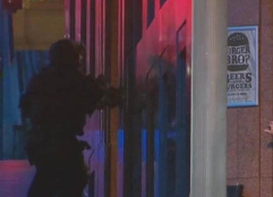 Екшън! Полицията в Сидни щурмува кафенето със заложниците 