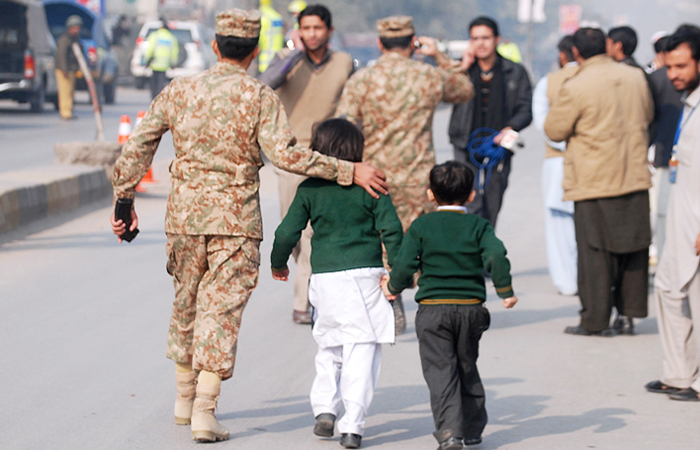 Кръв! 84 деца убити при атака в пакистанско училище 