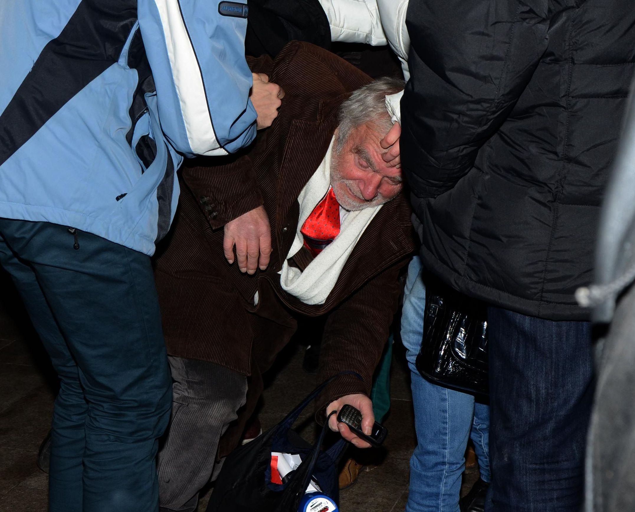 Само в БЛИЦ: Йоло Денев рухна на протеста срещу пенсионната реформа! (СНИМКИ)
