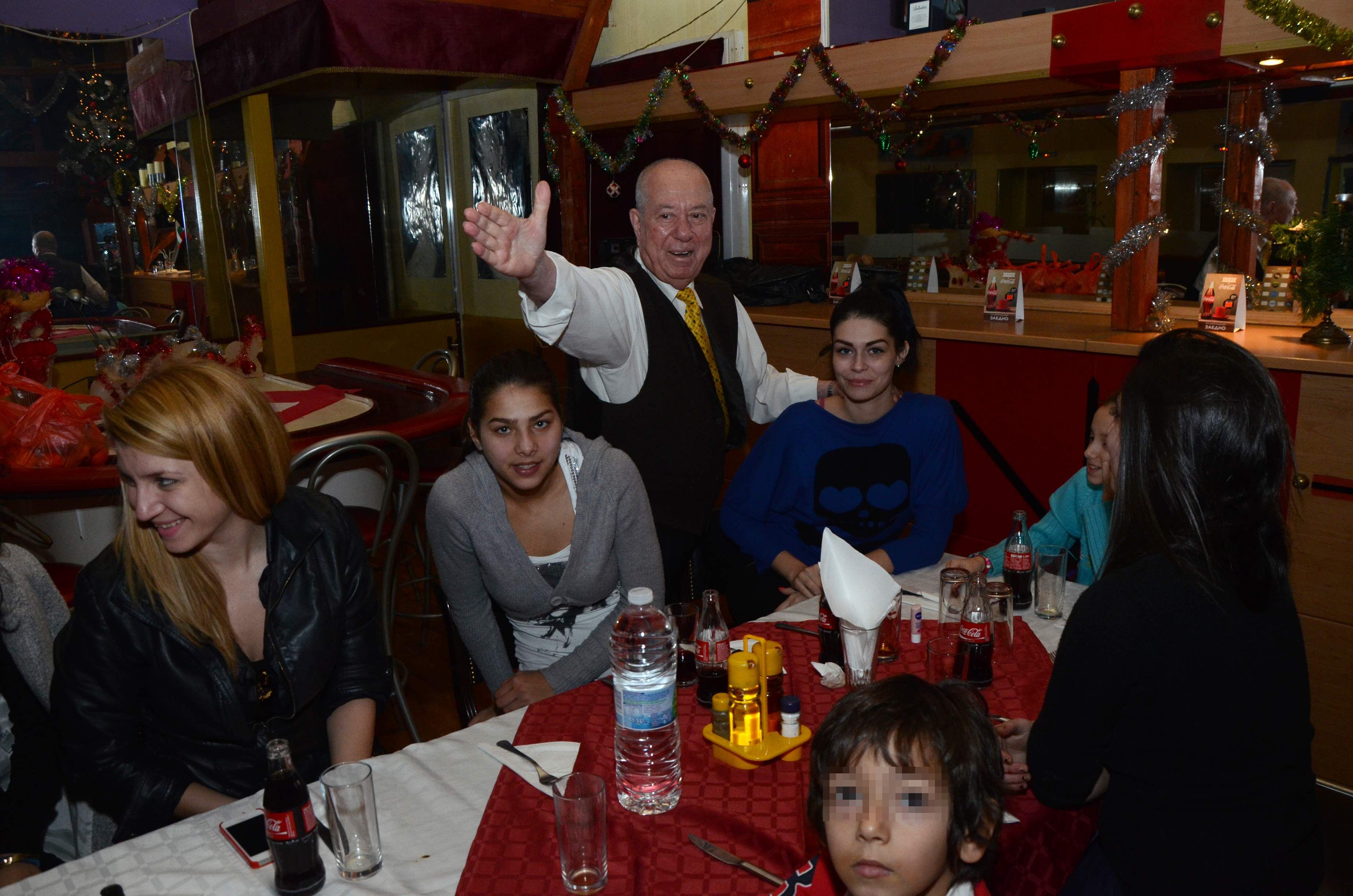 Павел Найденов даде обяд за Коледа на деца в риск в София (СНИМКИ)