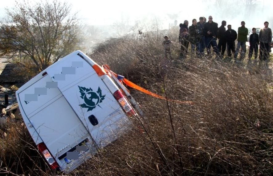 Микробус се нацели в камион, един загина, седем са ранени