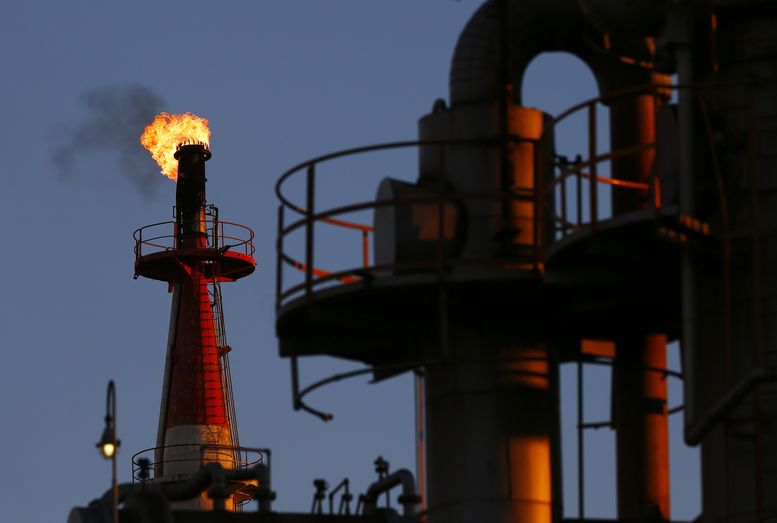 Експерти: Само два възможни сценария за цената на петрола