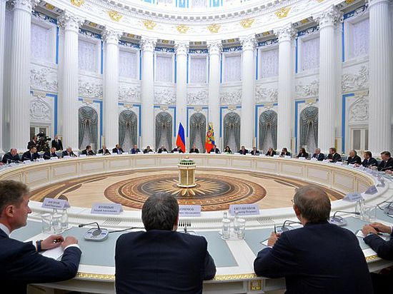 Путин привика на тайна вечеря 40 олигарси от списъка на „Форбс”