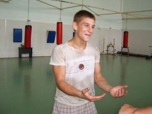 Боксовата надежда Денислав Суслеков е биячът пред бар &quot;Комикс&quot;