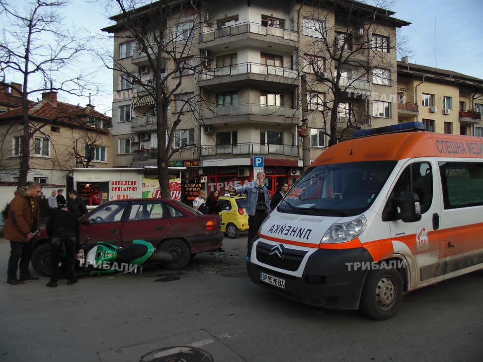 „Опел“ отнесе мотоциклетист в центъра на Враца