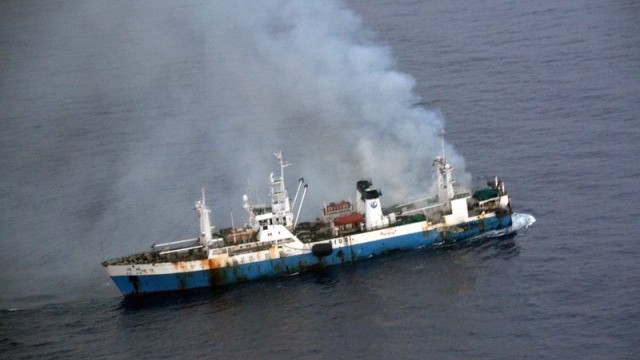 Евакуацията на пасажерите от горящия ферибот продължава