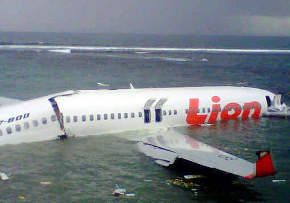 Акция в Тихия океан: Открили първите отломки от падналия самолет?