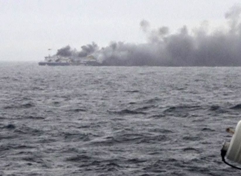 Италия поема спасителната операция на запалилия се ферибот