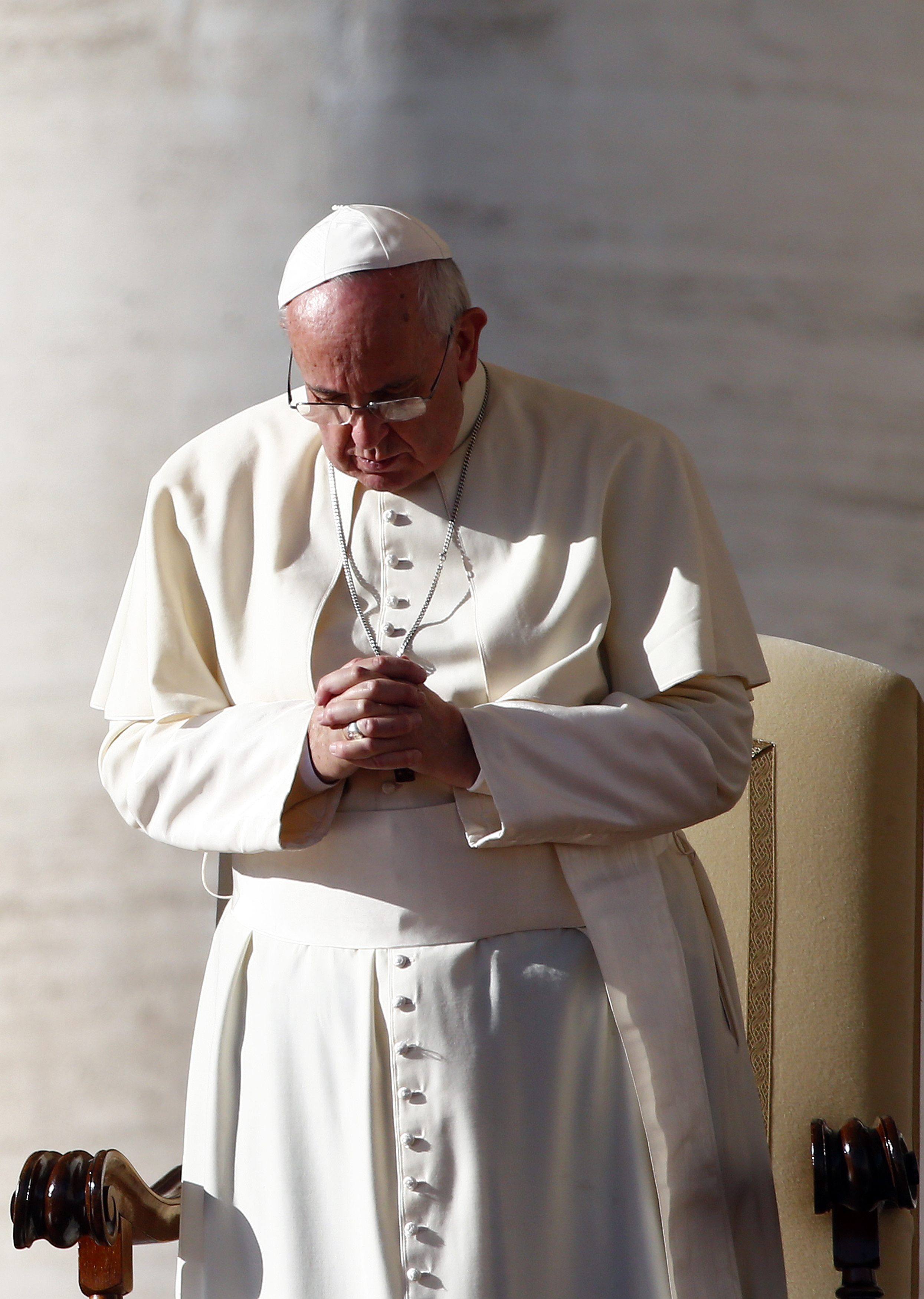 Папата се помоли за пътниците на изчезналия самолет и горящия ферибот