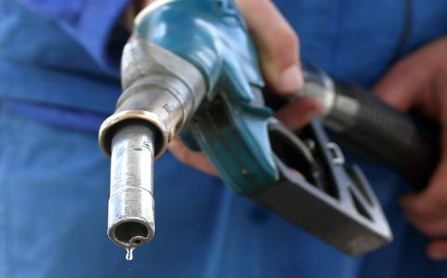 Цената на бензина се срина под 2.20 лева за литър