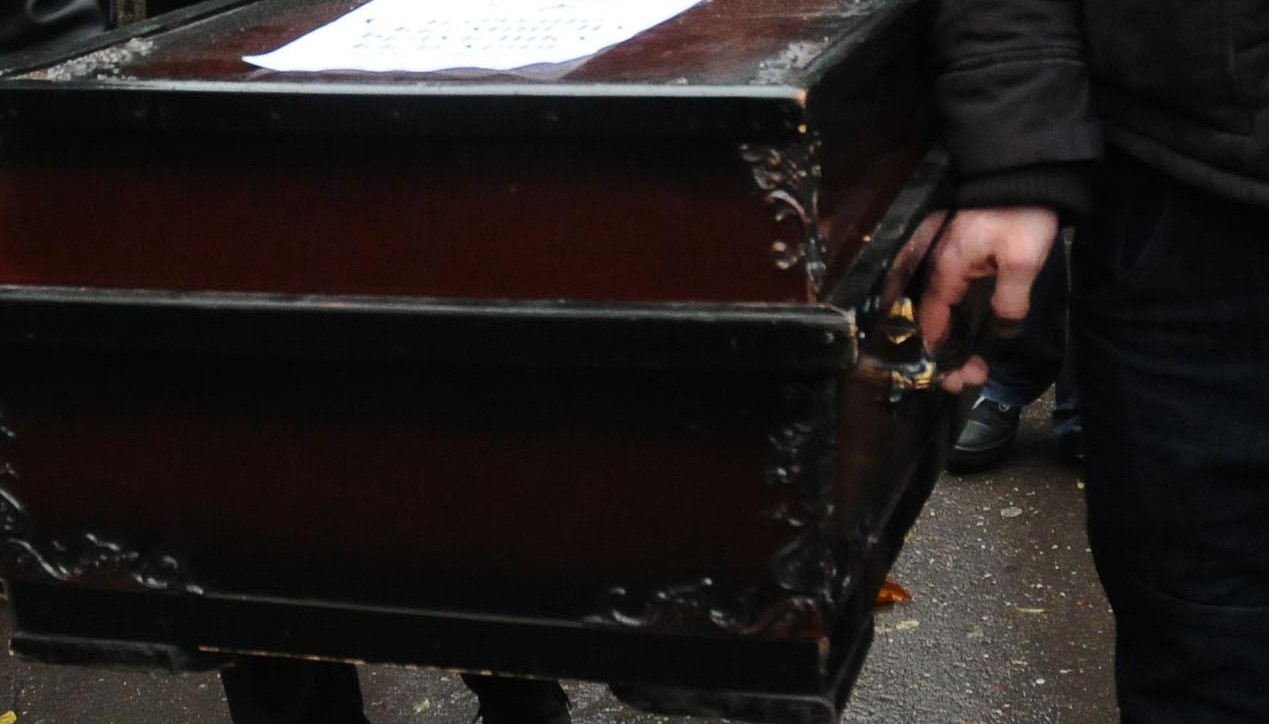 30-годишен издъхна дни след като погребаха дядо му