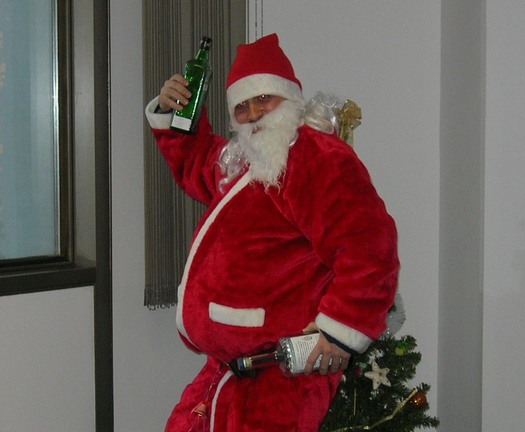 Пиян Дядо Мраз друса кючек с бутилка в гащите
