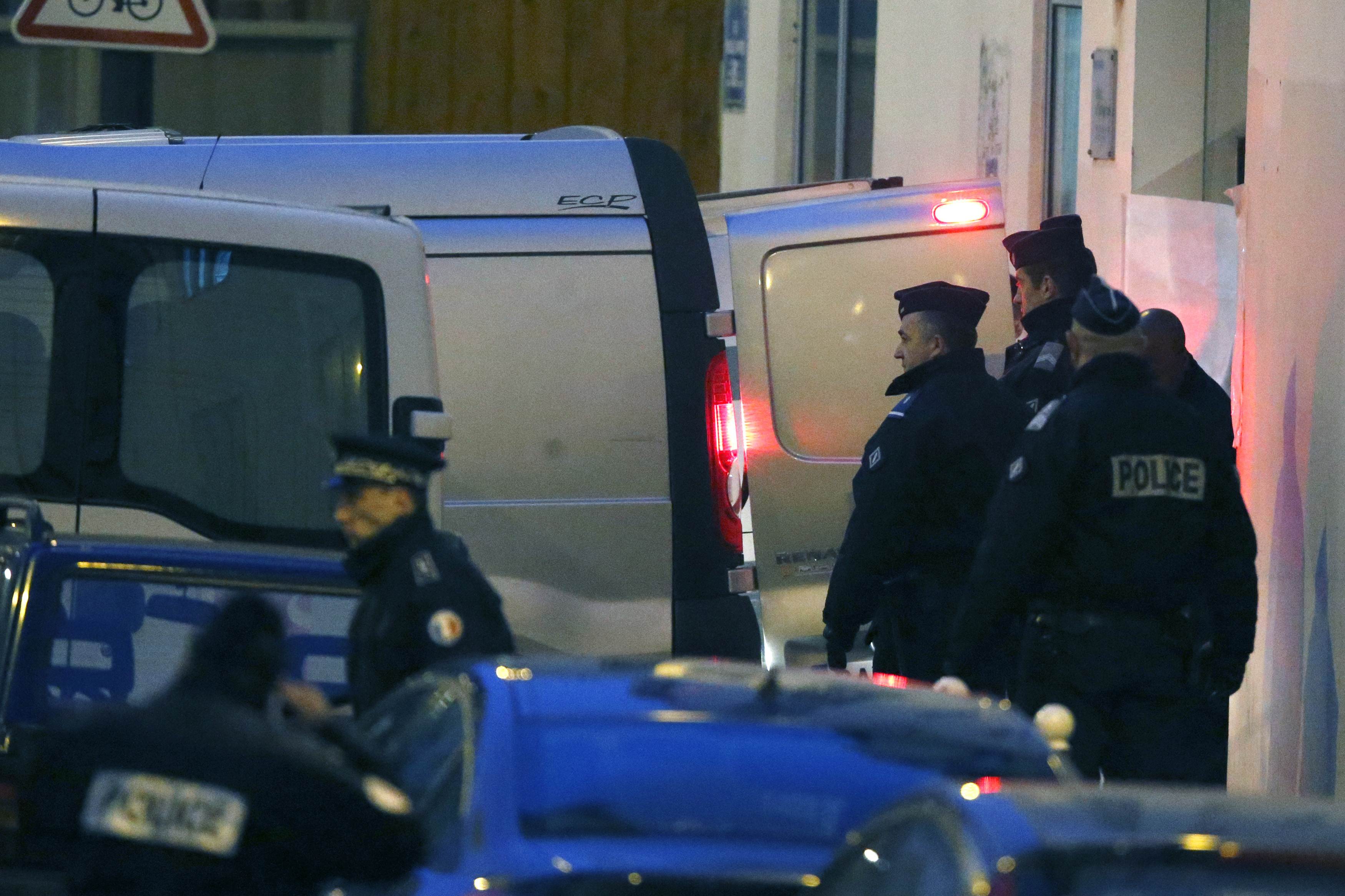 Полицията в Париж тараши две квартири за терористи 
