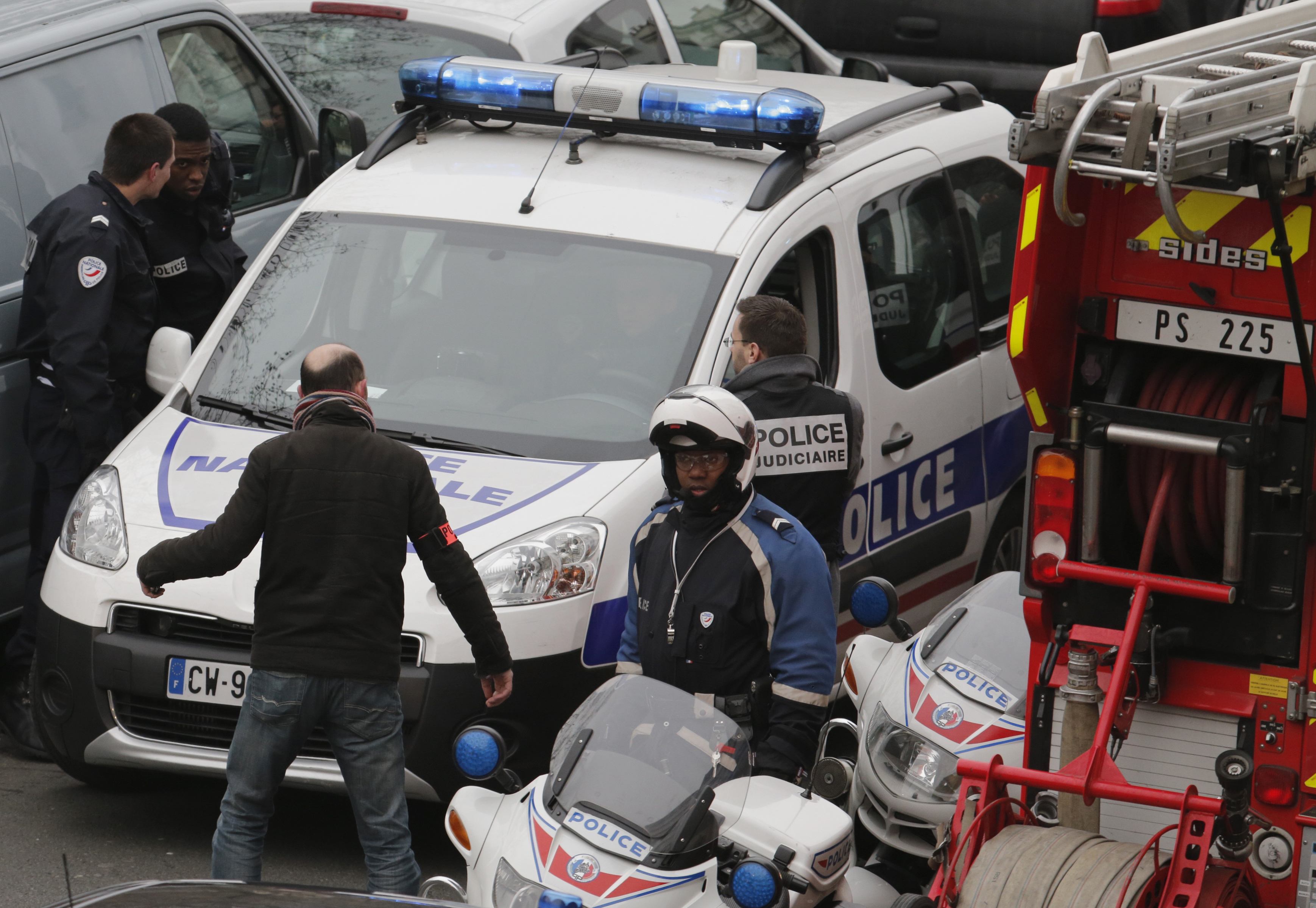 Терористите в Париж викали жертвите си по име!