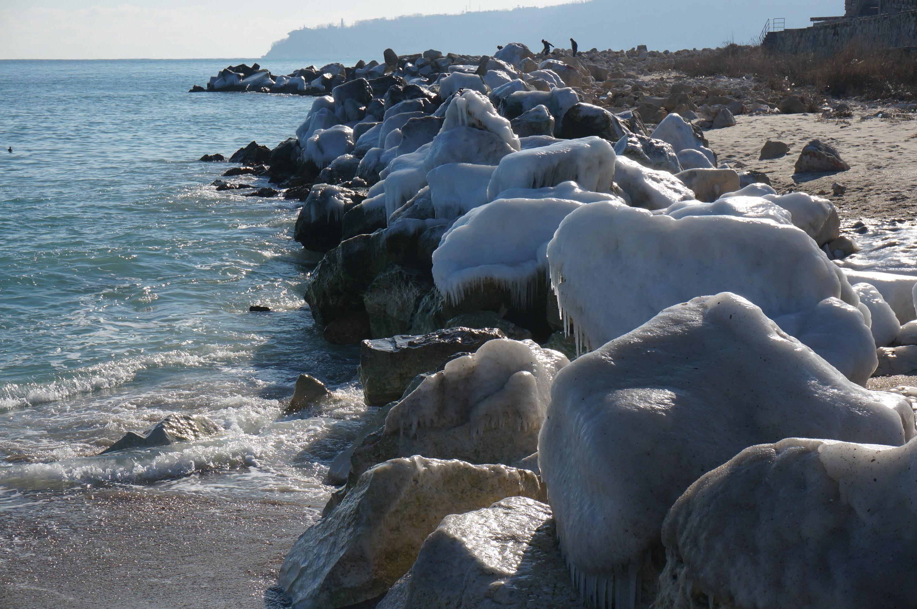 Варненският плаж замръзна (СНИМКИ)