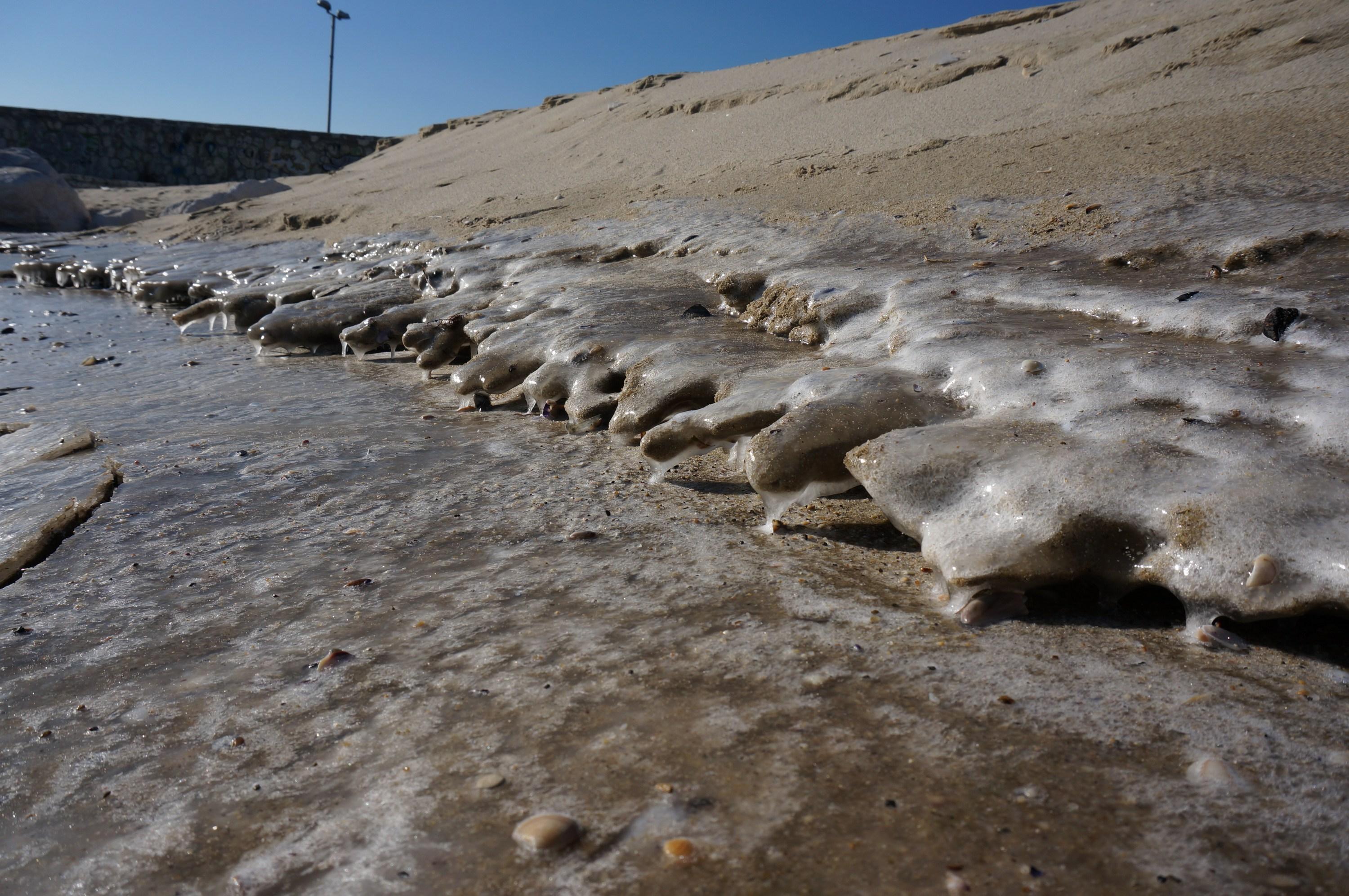 Варненският плаж замръзна (СНИМКИ)