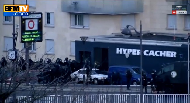 Ето го и първото ВИДЕО от атаката на спецчастите в Париж